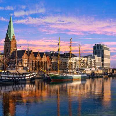 Blick auf zwei Schiffe im Bremer Hafen ©stock.adobe.com_pixelschoen