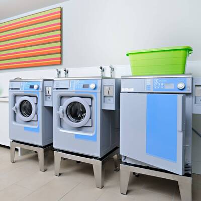 Waschküche mit bunten Waschmaschinen im harry's home München Moosach