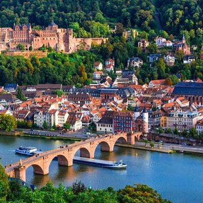 Heidelberg mit Ansicht auf Karl-Theodor-Brücke und Schloss ©AdobeStock_Freesurf
