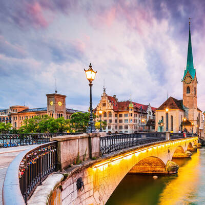 Blick auf das historische Stadtzentrum von Zürich mit der berühmten Fraumünsterkirche ©stock.adobe.com_SCStock