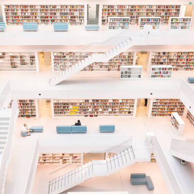 Innenansicht der Stadtbibliothek Stuttgart am Mailänder Platz ©stock.adobe.com_campanavalentin