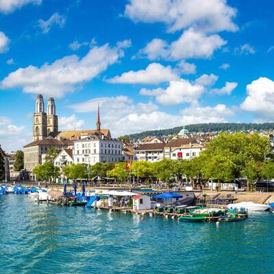 Blick auf die Altstadt von Zürich vom Wasser aus