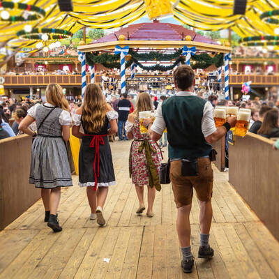 Ein Kellner trägt Biere in einem Festzelt auf dem Oktoberfest in München. ©stock.adobe.com_Rawf8