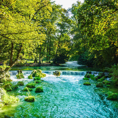 Blick auf den Eisbach in München ©stock.adobe.com_streetflash