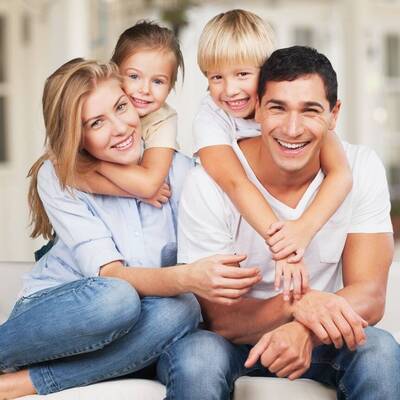 Junge Familie enstpannt im Apartment.