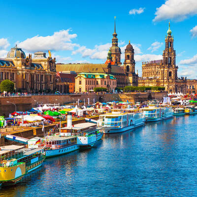 Boote in der Elbe vor Dresdens Altstadt