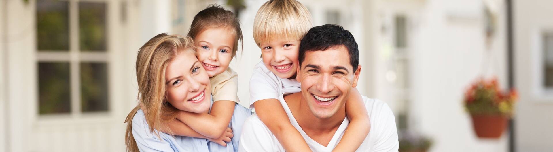 Junges glückliches Paar mit zwei Kindern in einem Apartment.