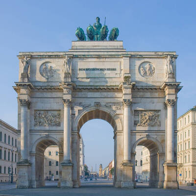 Das Münchner Siegestor im Morgenlicht © tock.adobe.com_C. Schiller 