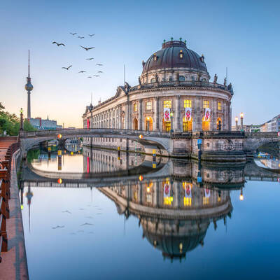 Museumsinsel mit Bode Museum und Fernsehturm in Berlin ©stock.adobe.com_eyetronic