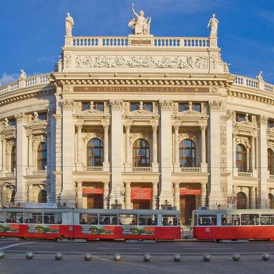 Burgtheater Wien mit Strassenbahn davor