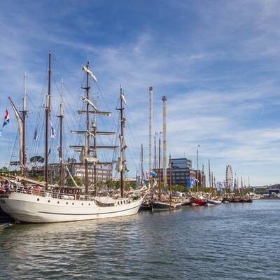 Großsegler am Kai während der Kieler Woche in Kiel ©AdobeStock_venemama