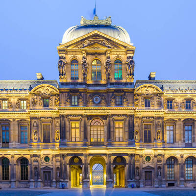 Blick auf das Louvre-Museum mit der Louvre-Pyramide am Abend ©stock.adobe.com_ Netfalls