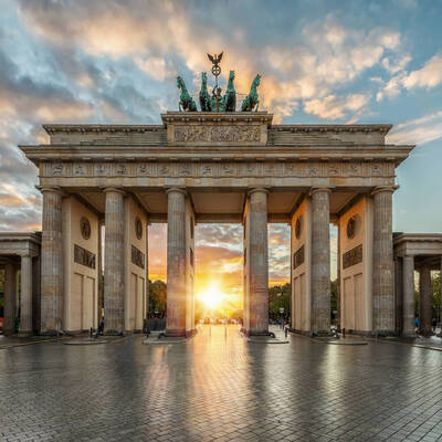 Sonnenuntergang hinter dem Brandenburger Tor in Berlin