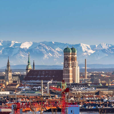Panorama von München mit schneebedeckten Bergen