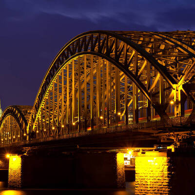 Beleuchtete Hohenzollernbrücke im Kölner Abendlicht