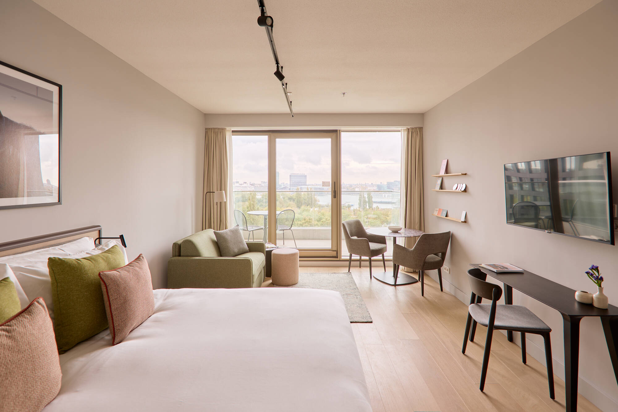 Ausgewählte Apartments bieten einen Blick über den IJ und die Stadt. © Wilde Amsterdam