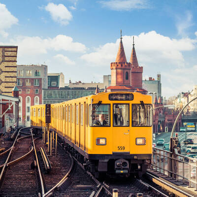 Gelbe U-Bahn an der Oberbaumbrücke in Berlin Friedrichshain-Kreuzberg ©stock.adobe.com_engel.ac