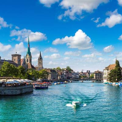 Blick auf die Altstadt von Zürich vom Wasser aus ©stock.adobe.com_Sergii Figurnyi