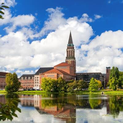 Kleiner Kiel mit Rathausturm, Opernhaus und Hiroshimapark ©AdobeStock_Wolfgang Jargstorff