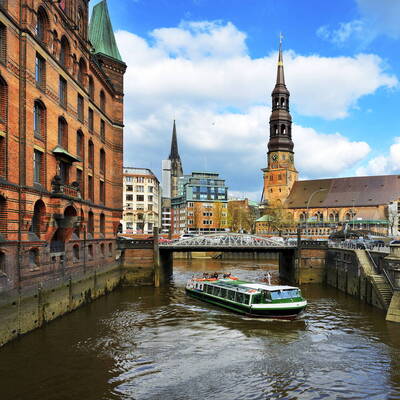 Hamburger Speicherstadt mit Katharinenkirche ©stock.adobe.com_kameraauge