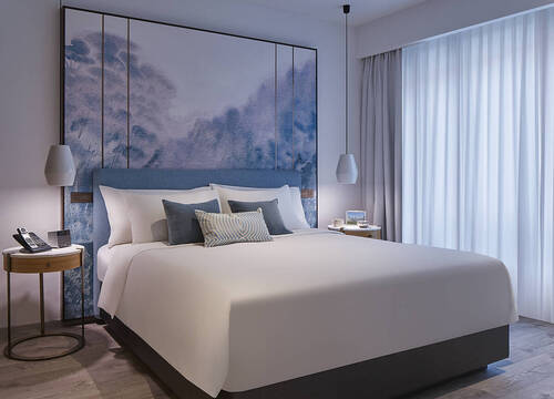 großes Bett mit Kissenauswahl im Winsland Serviced Suites by Lanson Place, Singapore