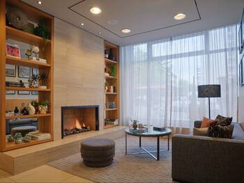 Wohnzimmer-Feeling im Adina Apartment Hotel Berlin Checkpoint Charlie – die Adina Hotels sind aktuell Marktführer des Serviced-Apartment-Segments in Deutschland. © Adina Hotels