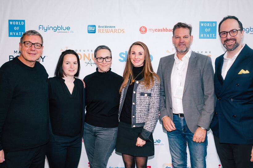 Die Deutschen Bonus Awards mit dem Initiator Ulf-Gunnar Switalski (l.) und der Bleisure Traveller mit den Gründern Sylvie Konzack (2.v.l.) und Kai Böcking (2.v.r.) gratulieren den besten Workation-Hotels des Jahres: Tobias Berghäuser vom KPM Hotel & Residences in Berlin (r., Rang 1), Julia Fernández-Pola von den Adina Hotels (3.v.l., Rang 2) und Julia Kleber, die auf der ITB das W Costa Navarino (Rang 3) vertrat.