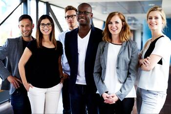 Laut einer Studie zahlen Young Professionals auf Dienstreisen gern aus eigener Tasche für mehr Komfort und weitere Angebote. © AdobeStock.com/Flamingo Images