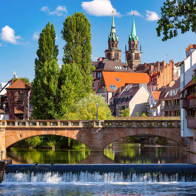 Kirche und Brücke über die Pegnitz in der Altstadt von Nürnberg ©stock.adobe.com_Kavalenkava