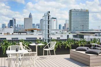 Nichts als sonniges Frankfurt – zum Beispiel von der Dachterrasse des Havens Living Frankfurt aus. © Havens Living IC Campus