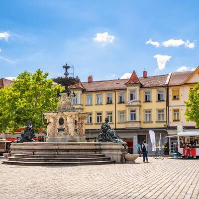 Schlossplatz in Erlangen ©AdobeStock_Sina Ettmer