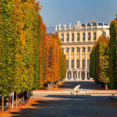 Schloss Schonbrunn mit Blick auf den herbstlichen Park ©stock.adobe.com_Mistervlad