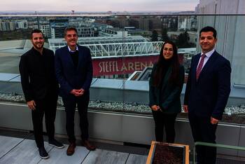 Blick von der Rooftop-Bar des Citadines Danube Vienna; v.l.n.r.: Patrick Wondra, Geschäftsführer der Vienna Capitals; Arnold Konrath, Residence Manager Citadines Danube Vienna; Soledad Rodriguez, Assistant Residence Manager Citadines Danube Vienna; und Borislav Hadzhiev, Sales Manager © Citadines Danube Vienna