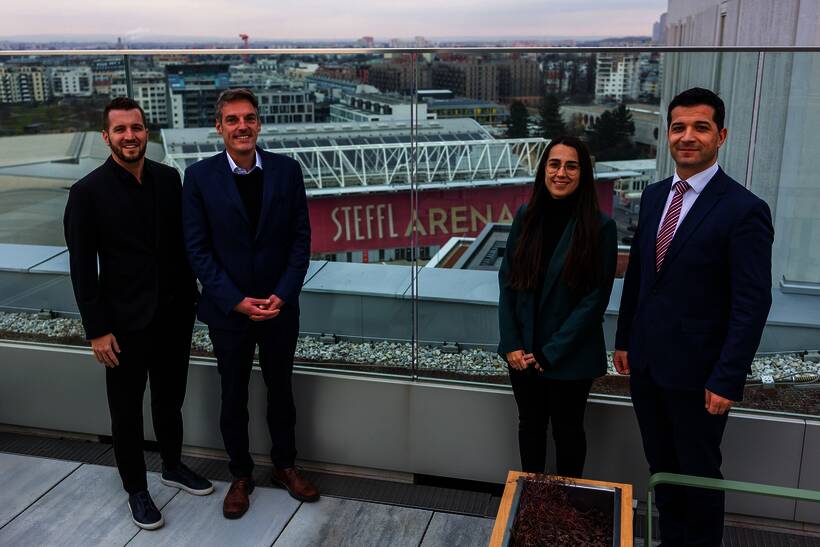 Blick von der Rooftop-Bar des Citadines Danube Vienna; v.l.n.r.: Patrick Wondra, Geschäftsführer der Vienna Capitals; Arnold Konrath, Residence Manager Citadines Danube Vienna; Soledad Rodriguez, Assistant Residence Manager Citadines Danube Vienna; und Borislav Hadzhiev, Sales Manager © Citadines Danube Vienna