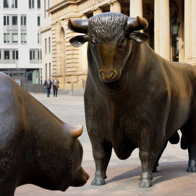 Bulle und Bär vor der Börse in Frankfurt am Main ©Fotolia_2652331