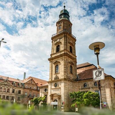 Blick auf die Hugenottenkirche in Erlangen ©AdobeStock_Annabell Gsödl