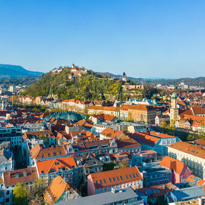 Panoramablick auf die Stadt Graz in Österreich mit der Altstadt und dem Schlossberg © Photofex