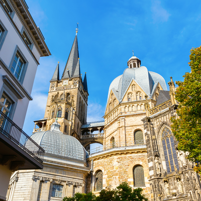 Aachner Dom bei Sonnenlicht ©Canva