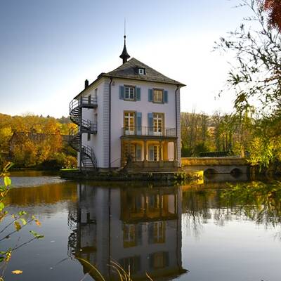 Trappenschlösschen umgeben vom Trappensee in Heilbronn ©AdobeStock_ThePhotoFab