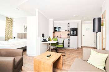 Das Apartment M im neuen Adapt Apartments in Siegen wartet mit zonierten Wohn-, Schlaf-, Arbeits- und Kochbereichen auf. © Pascal Behring/Adapt Apartments 