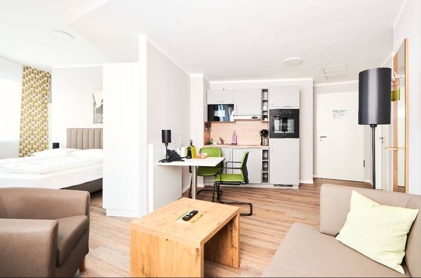 Das Apartment M im neuen Adapt Apartments in Siegen wartet mit zonierten Wohn-, Schlaf-, Arbeits- und Kochbereichen auf. © Pascal Behring/Adapt Apartments 