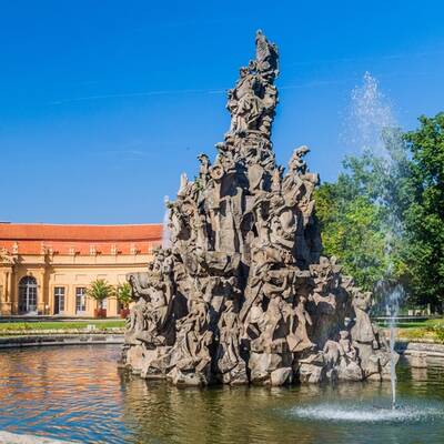 Springbrunnen im Schlossgarten in Erlangen ©AdobeStock_Matyas Rehak