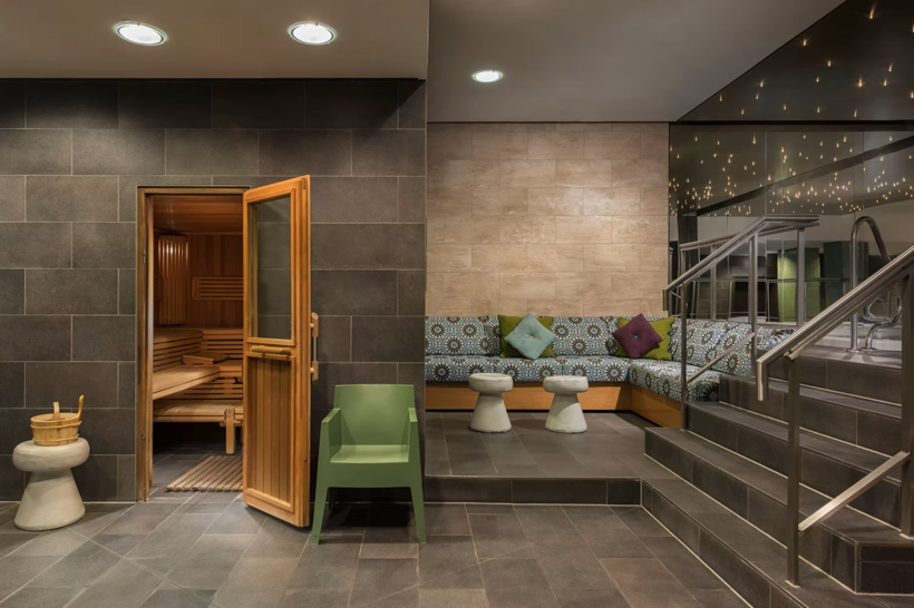 Mit Sauna und zwei Whirlpools unter einem aus Swarovski-Steinen gestalteten australischen Sternenhimmel lädt der Wellnessbereich zum entspannten Ausklang des Tages ein. © Adina Hotel Berlin Hackescher Markt 