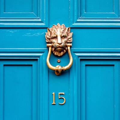 blaue Haustür Nr. 15 mit Messingtürklopfer