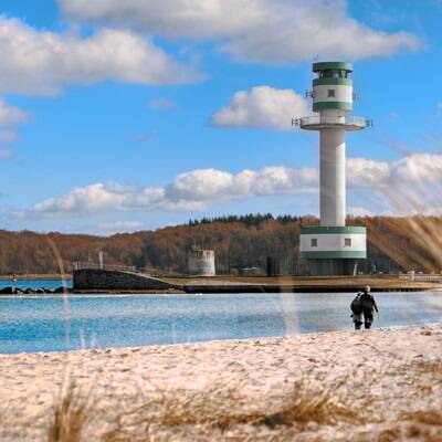 Leuchtturm am Strand im Frühling ©AdobeStock_Lars Mehlfeld