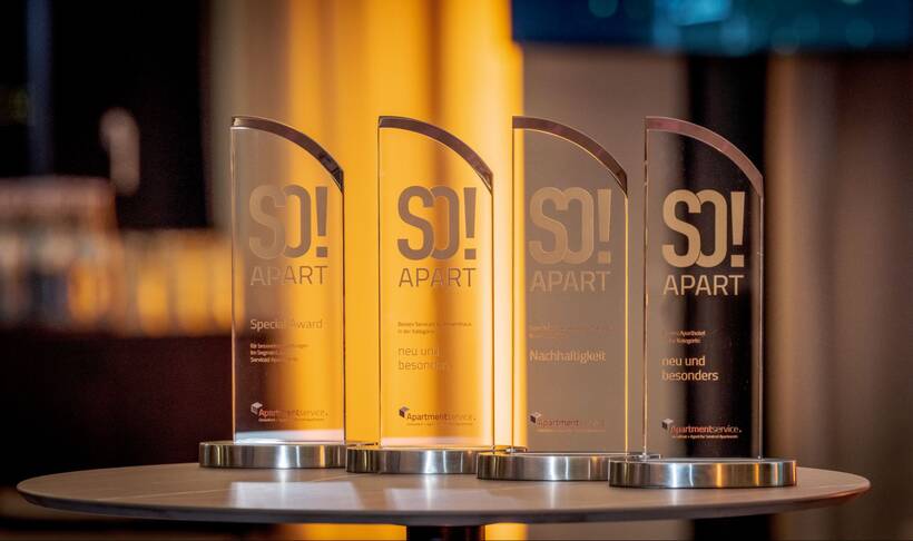 mehrere Pokale des SO!APART Awards