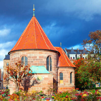 St. Johannis Kirche und Friedhof in Nürnberg in der Herbstzeit ©stock.adobe.com_russieseo